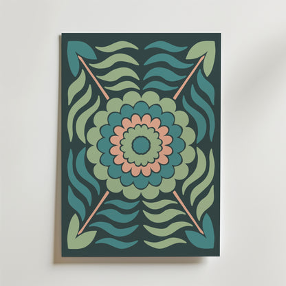 Bozetto Midnight Bloom Pattern Poster visar en djärv, symmetrisk design av gröna, blågröna och rosa kronblad i lager med stiliserade blad och vågiga accenter på en mörk bakgrund, vilket ger en touch av vintage tapetmönster charm.