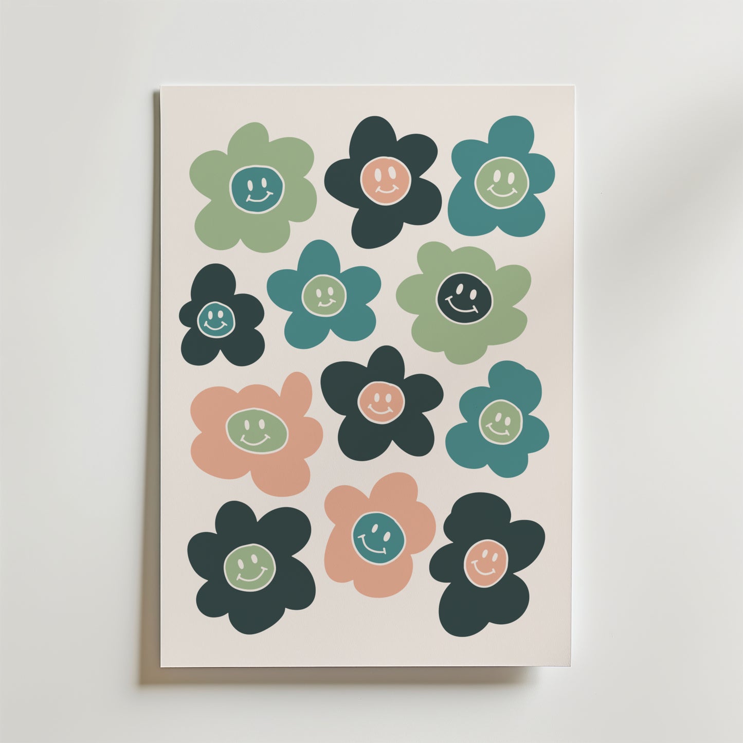 Bozetto Smiling Blossoms Poster föreställer 12 tecknade blommor i grönt, teal och persika med leende ansikten på gräddfärgat papper - perfekt för ett retro barnrum eller för att ge färgstark inredning till alla utrymmen.