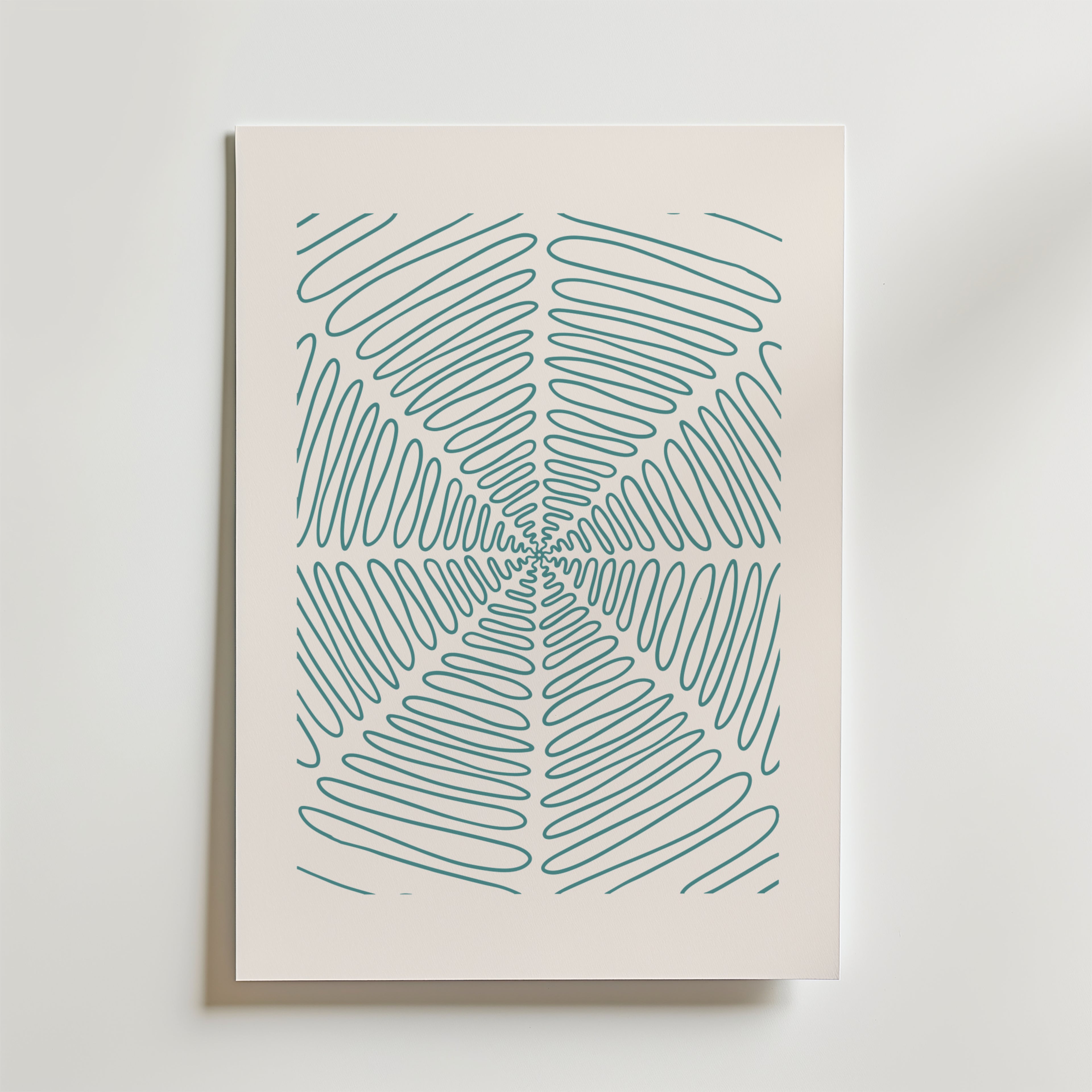 Teal Spiral Symmetry Poster från Bozetto har tealblå vågiga linjer som strålar ut från mitten och skapar en hypnotisk spiral. Denna petrolblå poster framhäver minimalistisk konst med en djärv, geometrisk och abstrakt design.