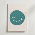 Smiling Moon Face Poster från Bozetto har en minimalistisk blågrön cirkel med en lekfull, leende måne och rosiga kinder på en ljusbeige bakgrund - perfekt för barnrum.
