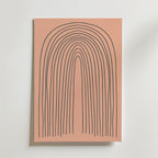Terracotta Arches Poster by Bozetto har ojämna svarta båglinjer på en rosa bakgrund och ger en modern touch till din inredning när den visas på en vit vägg.