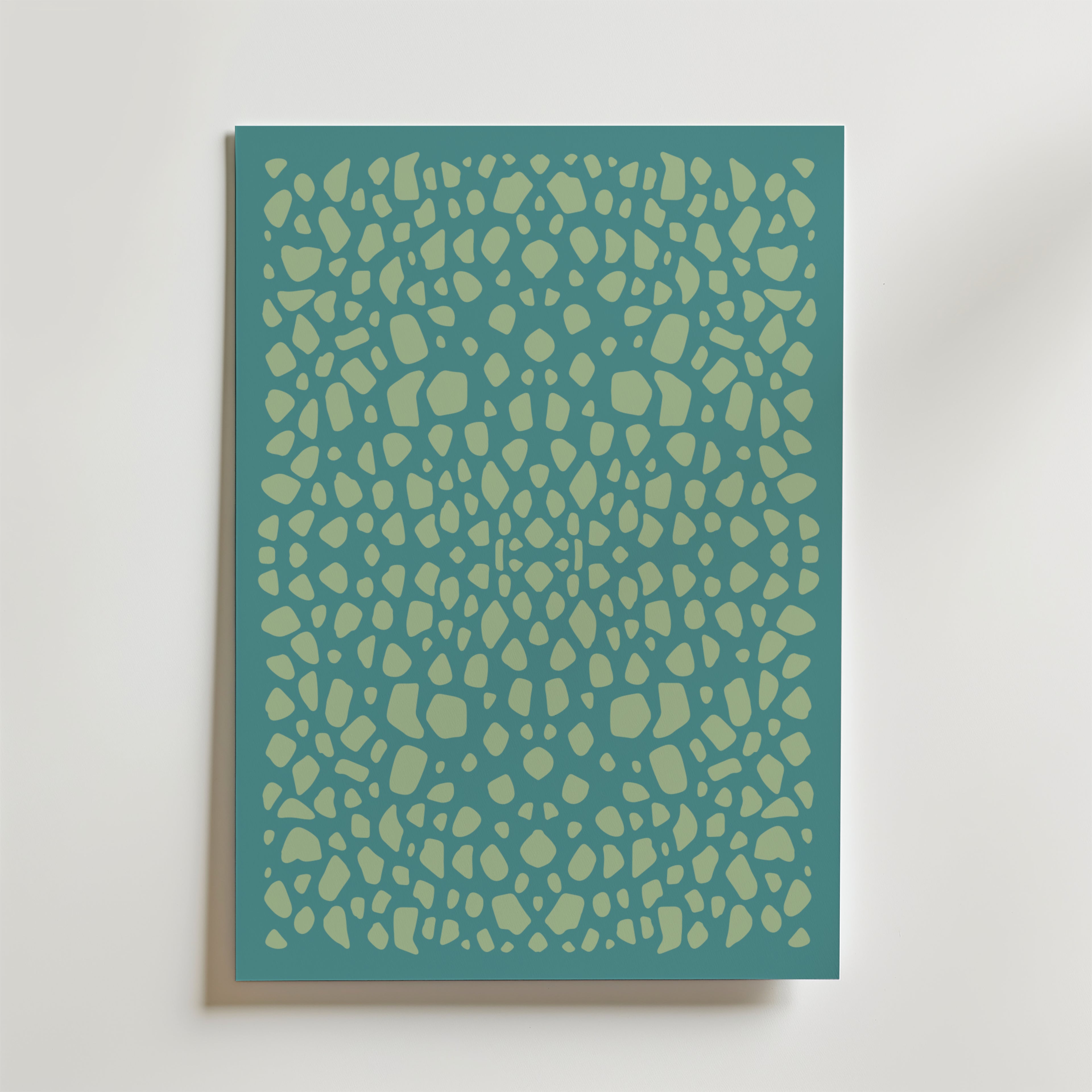 Bozetto Pebble Pattern Poster har en tealfärgad rektangulär canvas med en abstrakt mosaik i limegrönt på en vit bakgrund - perfekt för modern inredning.