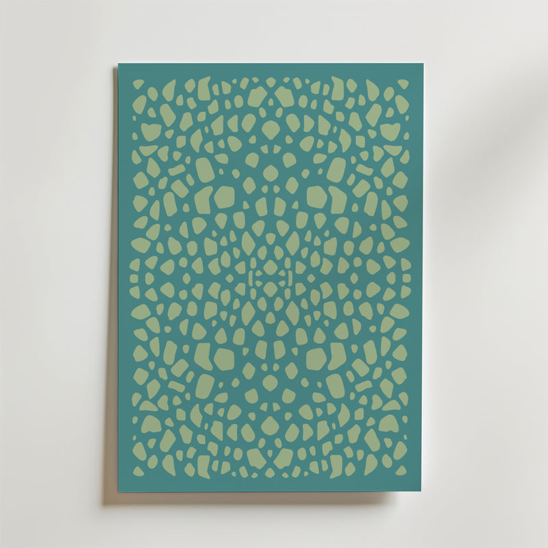 Bozetto Pebble Pattern Poster har en tealfärgad rektangulär canvas med en abstrakt mosaik i limegrönt på en vit bakgrund - perfekt för modern inredning.