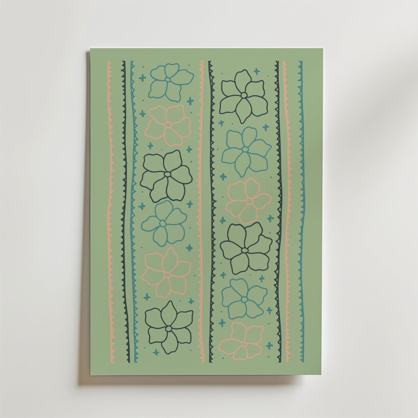 Bozetto Pastel Garden Lines Poster har en modern ljusgrön bakgrund med vertikala linjer, pastellfärgade accenter, rosa och mörkgröna blomsterillustrationer, blå stjärnor och vågiga dekorativa kanter i blått och persika.