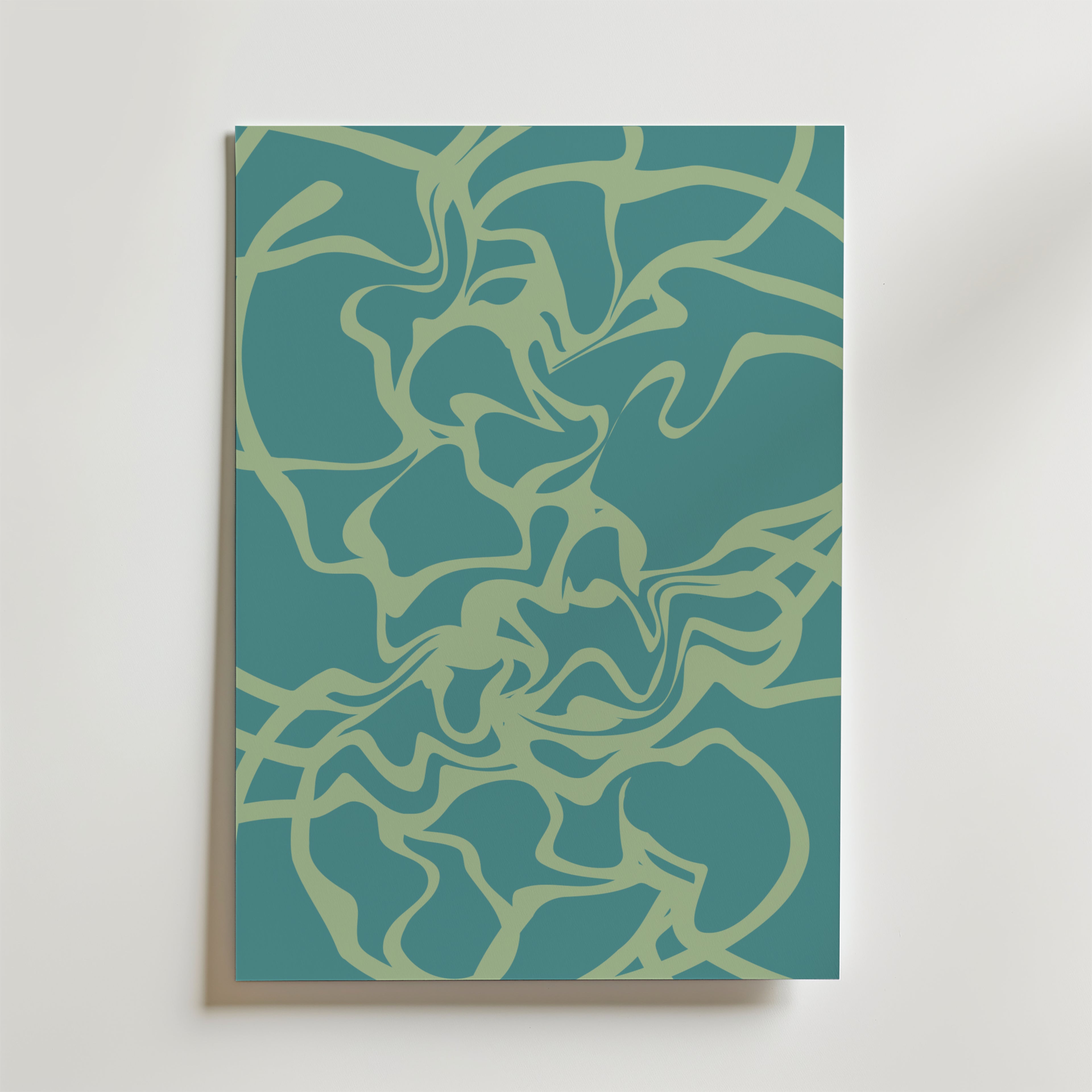 Bozetto Teal Organic Flow Poster har vågiga gröna linjer på en blågrön bakgrund som bildar ett organiskt, minimalistiskt mönster. Denna moderna väggkonst visas monterad på en ljus vägg.