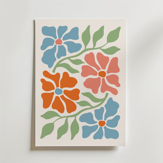 Bozetto Blooming Garden Harmony Poster visar två blå och två orange stiliserade blommor med gröna blad på en vit bakgrund. Dess djärva, minimalistiska former och solida färger ger en modern touch - perfekt för ljus sommarinredning.