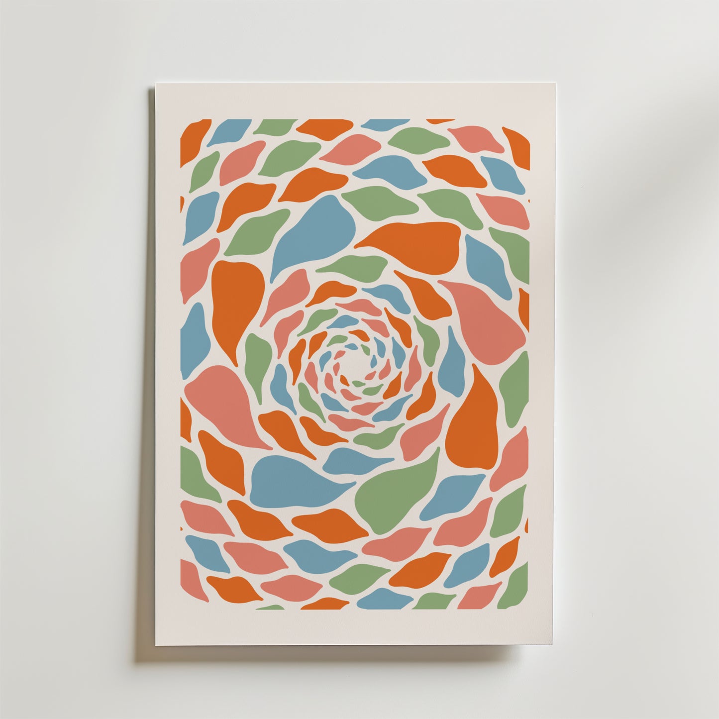 Mosaic Swirl Poster från Bozetto har färgglada, virvlande former i orange, blått, rosa och grönt som bildar ett hypnotiskt mönster på en vit bakgrund. Postern visas i en enkel vit ram och är perfekt för moderna utrymmen.