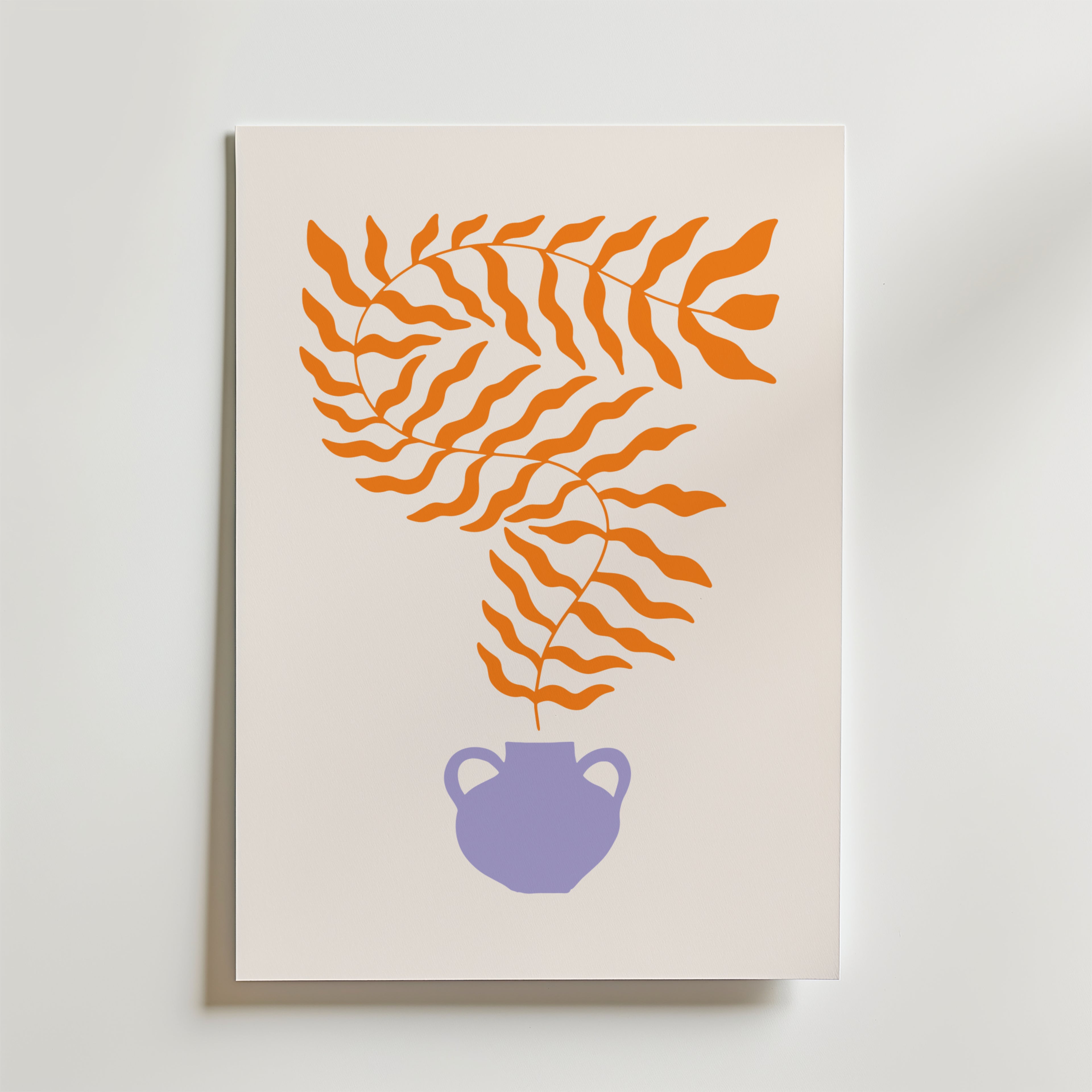 Bozetto "Orange Leaves in Purple Vase Poster" är minimalistisk konst med orange vågiga blad i en lila vas med två handtag mot en ljus bakgrund.