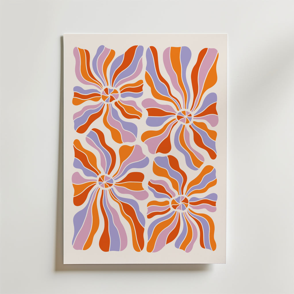 Bozetto Retro Bloom Swirl Poster visar fyra livfulla spiraler i rött, orange, lavendel och rosa på vit botten. Dess dynamiska, vågiga segment skapar en livlig retrokänsla som är perfekt för att ge färgglad inredning till alla utrymmen.