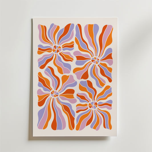 Bozetto Retro Bloom Swirl Poster visar fyra livfulla spiraler i rött, orange, lavendel och rosa på vit botten. Dess dynamiska, vågiga segment skapar en livlig retrokänsla som är perfekt för att ge färgglad inredning till alla utrymmen.