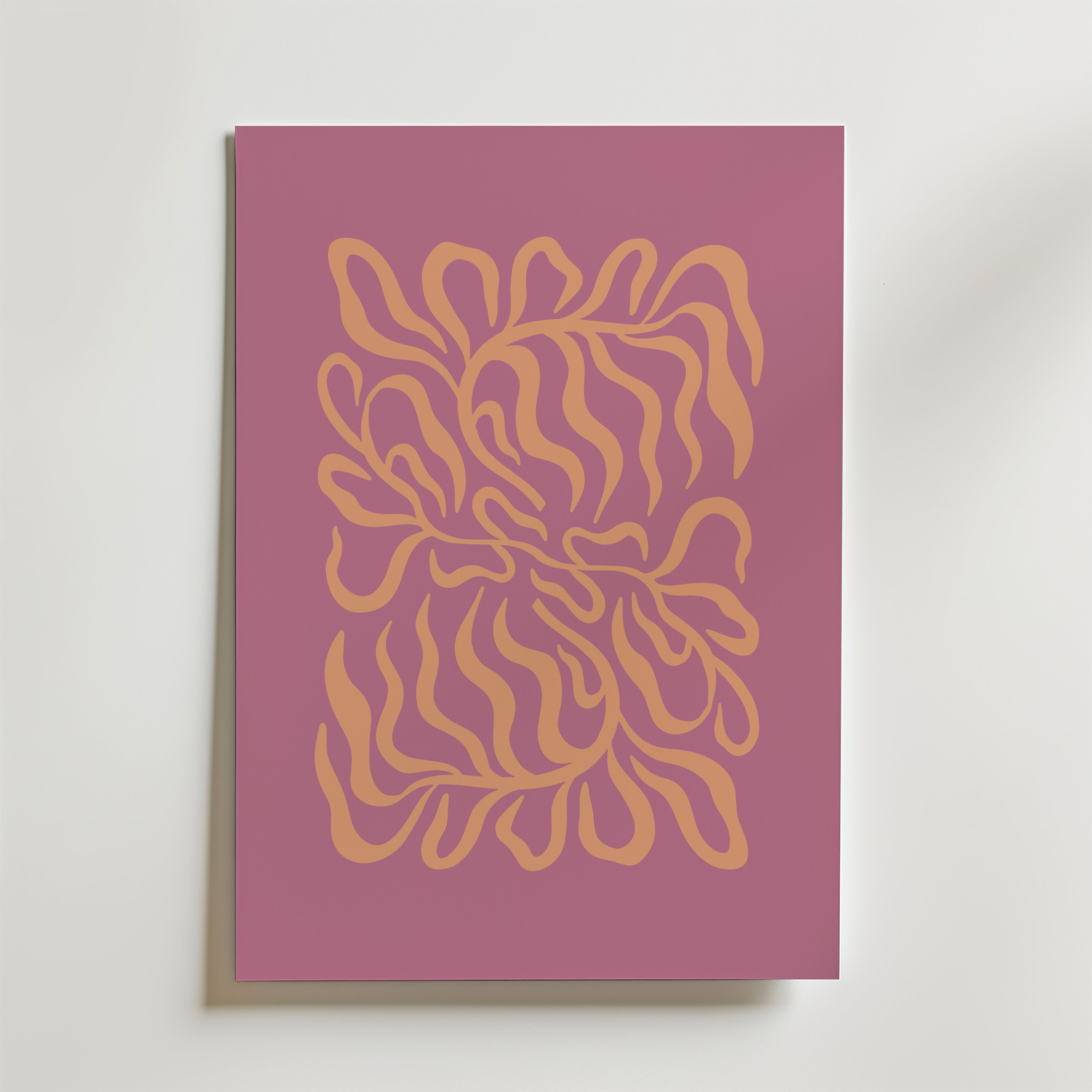 Soft Tangle Poster av Bozetto består av en lila canvas med abstrakta, vågiga gul-orange linjer i en slingrande form. Detta minimalistiska men ändå djärva konstverk framkallar ett inre landskap mot en ljus bakgrund.
