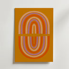Postern Divided Loop från Bozetto har koncentriska bågformer i orange, rosa, rött och lila på en orange bakgrund, vilket skapar en symmetrisk retroinspirerad design med rundade kanter.