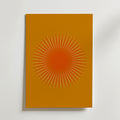 Bozetto Sunbeam Core Poster har en minimalistisk design i dämpad orange med en cirkel av ljus - en central solstråle med tunna strålar och prickar - som symboliserar kraft mot en solid bakgrund.