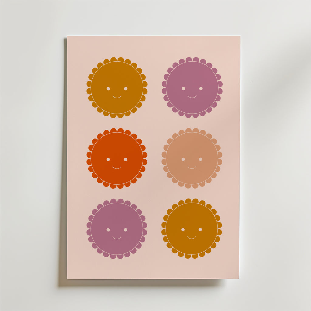 Happy Dots Poster från Bozetto har sex leende, blomformade ansikten i orange, lila och beige nyanser, arrangerade i två kolumner på en ljusrosa bakgrund för att ge glädje och värme till alla rum.