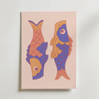 Koi Harmony Duo Poster från Bozetto föreställer två vertikalt placerade koi-fiskar med blå och orange fjäll, vända åt olika håll och mot en mjuk rosa bakgrund för en harmonisk och lugnande effekt.