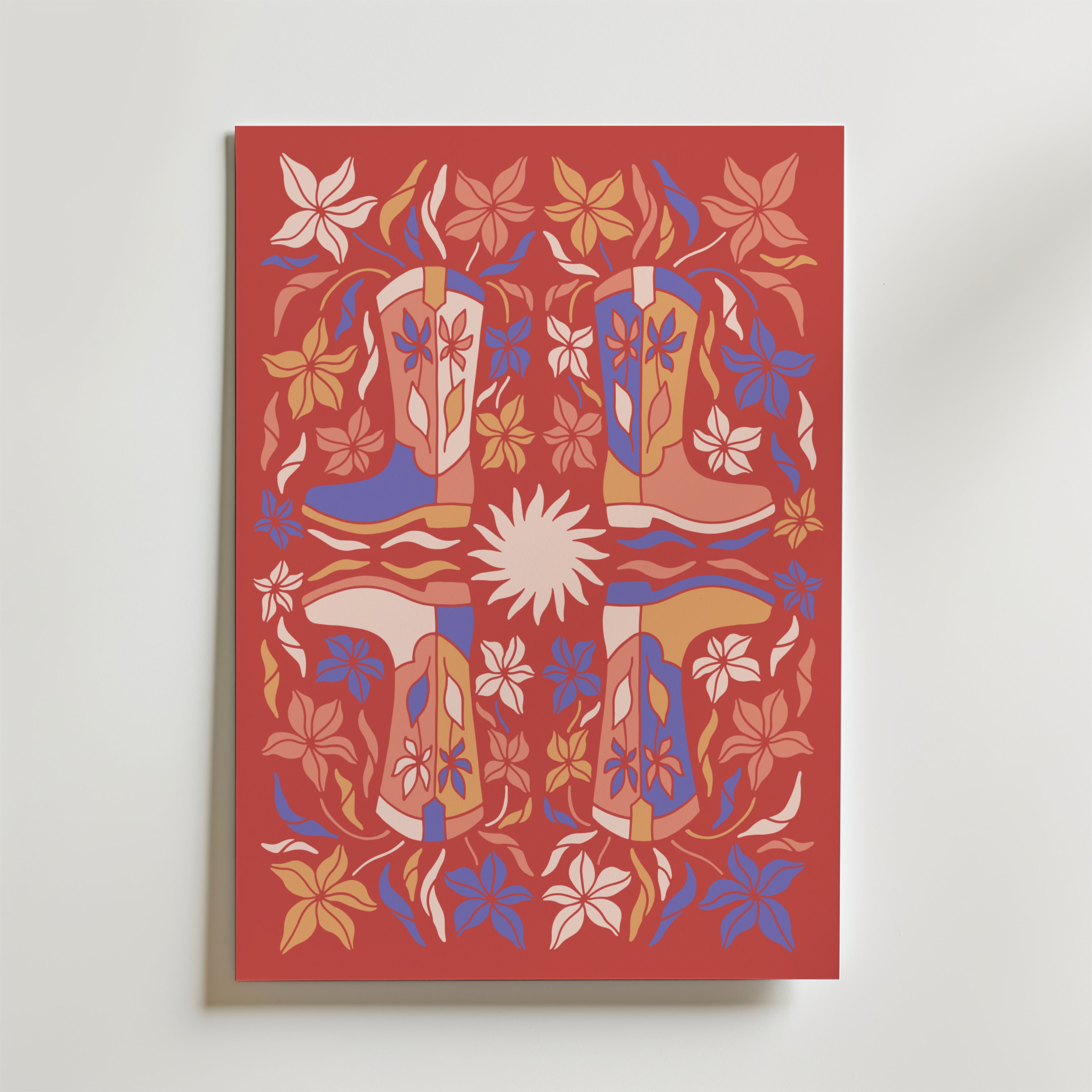 Postern Harmony in Bloom Poster från Bozetto föreställer fyra cowboystövlar i korsformation, omgivna av stiliserade blommor och blad i rött, med en ljusvit stjärnglans i mitten.