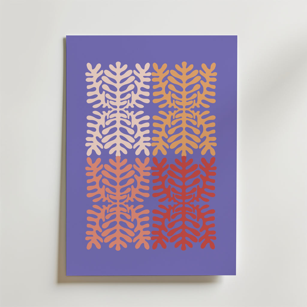 Lavender Leaves Poster från Bozetto har en lavendel bakgrund med fyra symmetriska, bladliknande former i rosa, aprikos och rött, arrangerade i ett rutnät - perfekt för moderna interiörer.