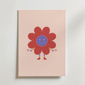 Happy Flower Character Poster från Bozetto föreställer en leende tecknad blomfigur med röda kronblad, blå mitt och små armar som håller i blommor, stående på två ben mot en ljusrosa bakgrund - charmig dekor för alla barnrum.