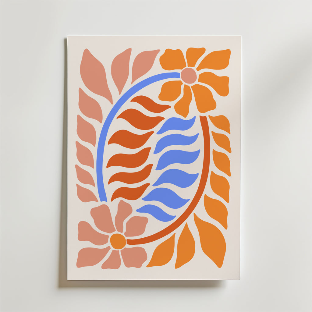 Tropical Flow Abstract Poster från Bozetto visar två stora orange blommor med vågiga blad på en vit bakgrund. Djärva linjer och en tropiskinspirerad palett ger detta konstverk en modern, livlig känsla.