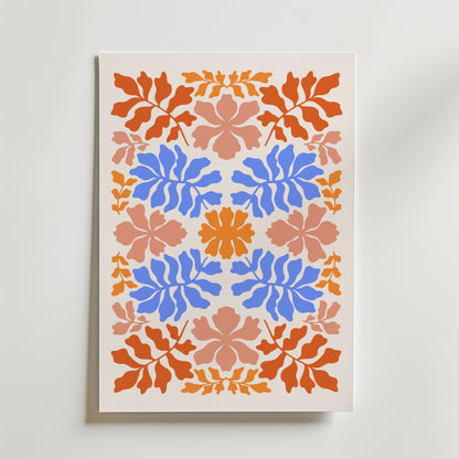 Rustic Floral Harmony Poster från Bozetto har ett livfullt arrangemang av orange, blå och rosa blad och kronblad på vitt, som bildar en retro, symmetrisk design som ger charm till alla ljusa väggar.