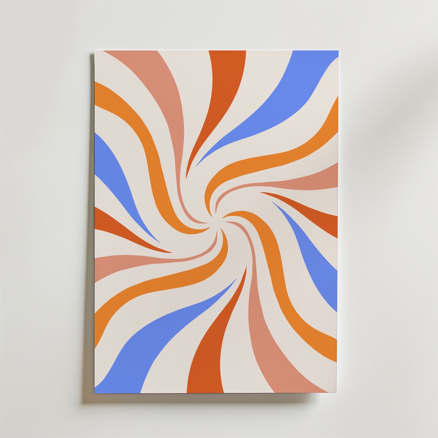 Poster Sunset Over Waves från Bozetto har virvlande orange, blå, persika och cremefärgade linjer som strålar ut från mitten, vilket skapar en dynamisk spiraleffekt och fångar den livfulla känslan av en solnedgång mot en ljus bakgrund.