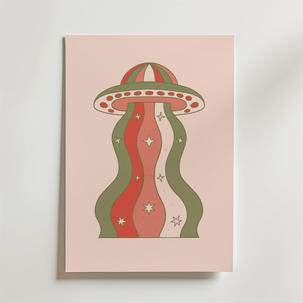 Bozetto Wavy Mushroom Poster föreställer ett minimalistiskt UFO med vågiga röda, gröna och gräddfärgade ränder och stjärnaccenter på en ljusrosa bakgrund - perfekt för dig som älskar psykedelisk konst och retroinspirerad design.