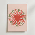 Organic Pulse Circle Poster från Bozetto har en minimalistisk, konstnärlig design - en abstrakt solstråle av vågformer i retro röda och gröna linjer som strålar ut på en ljusrosa bakgrund.