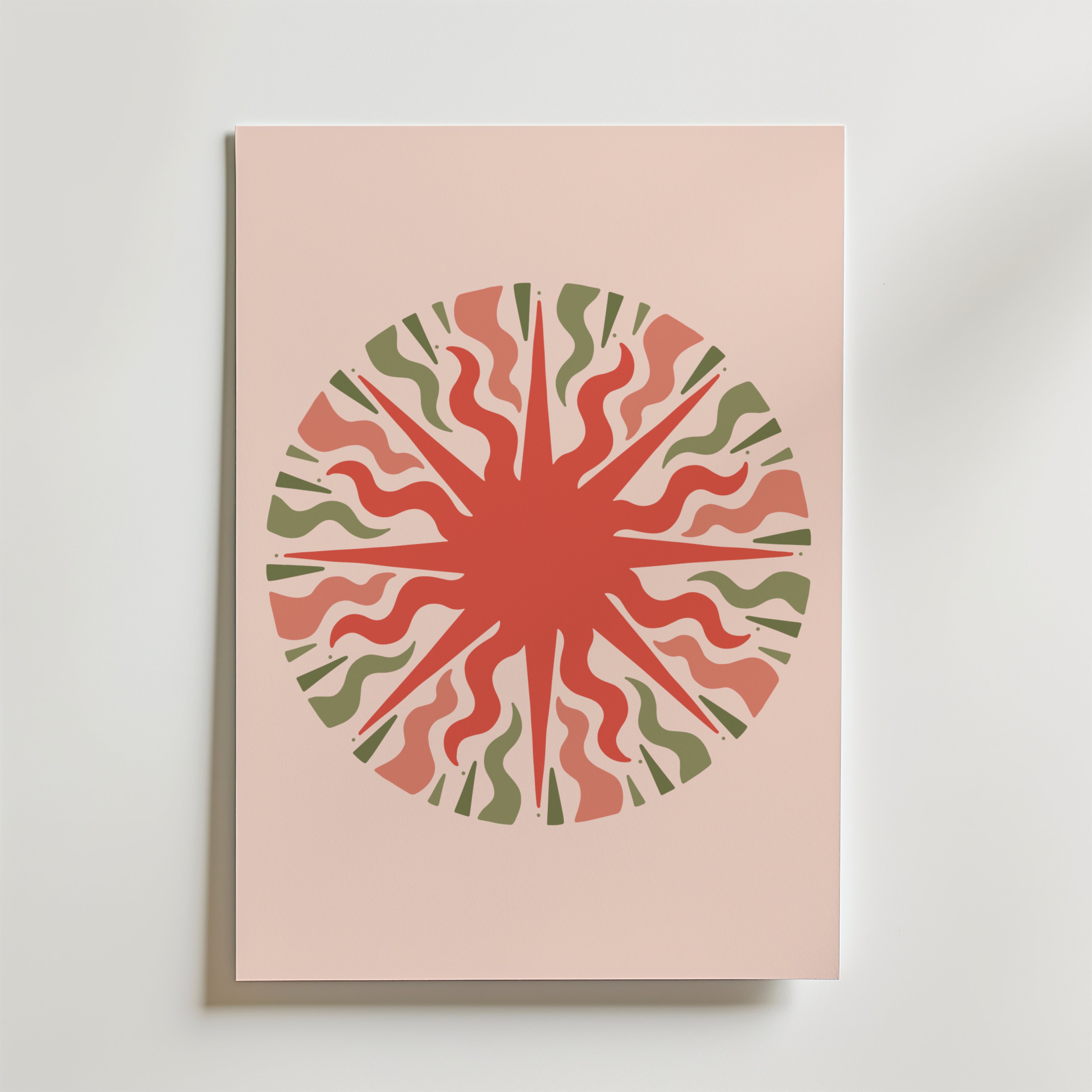 Organic Pulse Circle Poster från Bozetto har en minimalistisk, konstnärlig design - en abstrakt solstråle av vågformer i retro röda och gröna linjer som strålar ut på en ljusrosa bakgrund.