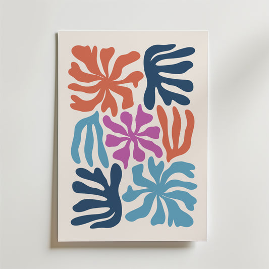 Bozetto Abstract Coral Garden Poster visar sex abstrakta, organiska former i korall, marinblå, lila och ljusblå på vit botten - en modern design som för tankarna till stiliserade blad eller sjögräs. Perfekt som unik väggkonst för ditt rum.