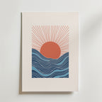 Bozetto Sunset Over Waves Poster har en minimalistisk orange sol ovanför vågiga blå linjer med djärva strålar på en vit bakgrund, vilket gör den till en perfekt modern naturmotiv väggkonst för ditt rum.