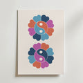 Bozetto's Yin Yang Flower Balance Poster visar två yin-yang-symboler omgivna av hjärtformade blad i blått, lila, rosa och orange, vertikalt arrangerade mot ljus bakgrund och utstrålar balans och energi.