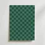 Bozetto Green Checkerboard Poster visar ett modernt mörkgrönt och blågrönt rutmönster i en rektangulär rutmönsterdesign mot en vit bakgrund.