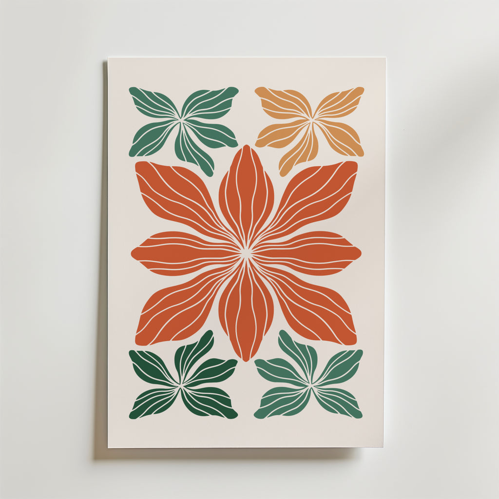Postern Bold Botanical Geometry Poster från Bozetto har en minimalistisk design med en central stor röd blomma, två mindre gröna blommor nedanför och två orange blommor ovanför, allt mot en krispigt vit bakgrund.