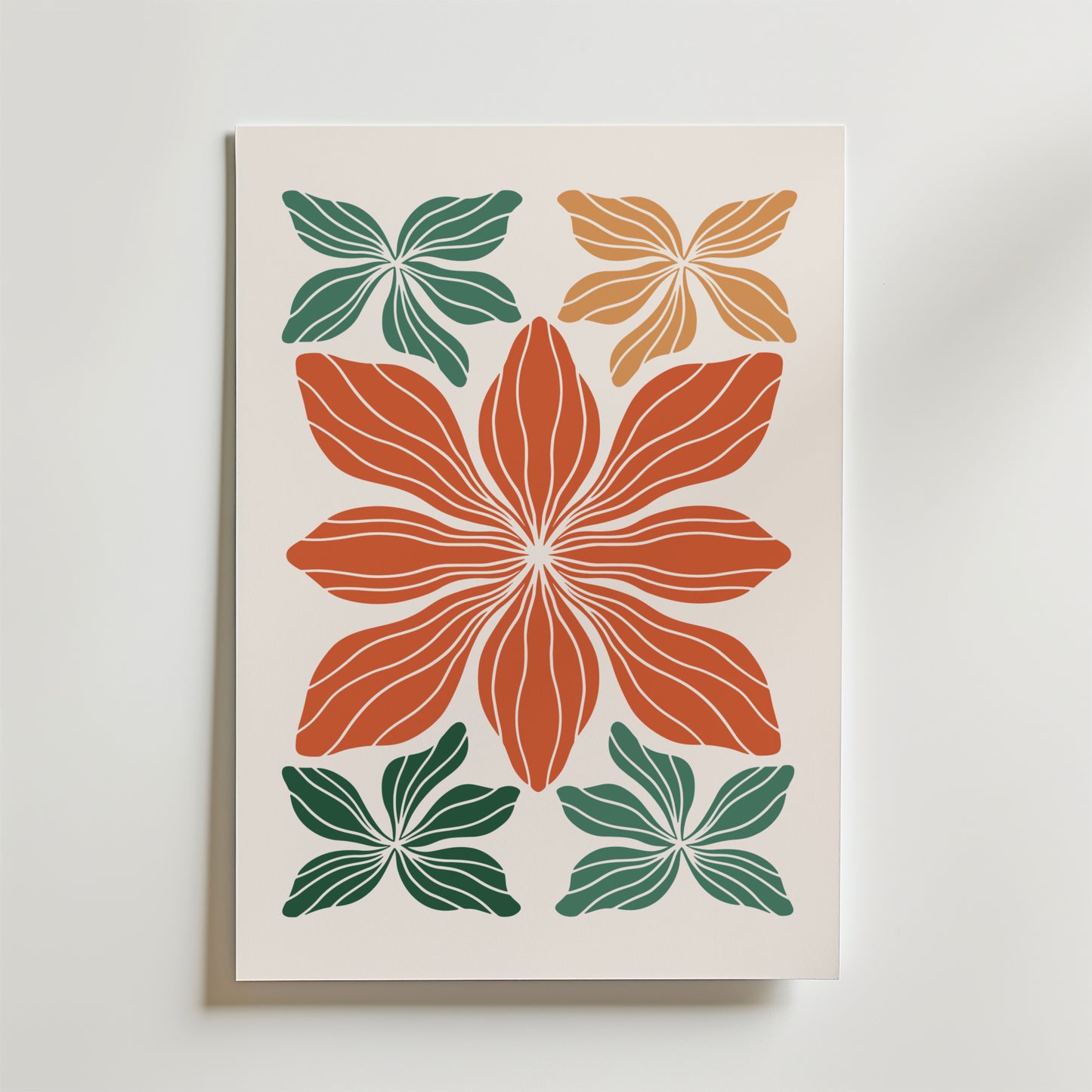Postern Bold Botanical Geometry Poster från Bozetto har en minimalistisk design med en central stor röd blomma, två mindre gröna blommor nedanför och två orange blommor ovanför, allt mot en krispigt vit bakgrund.