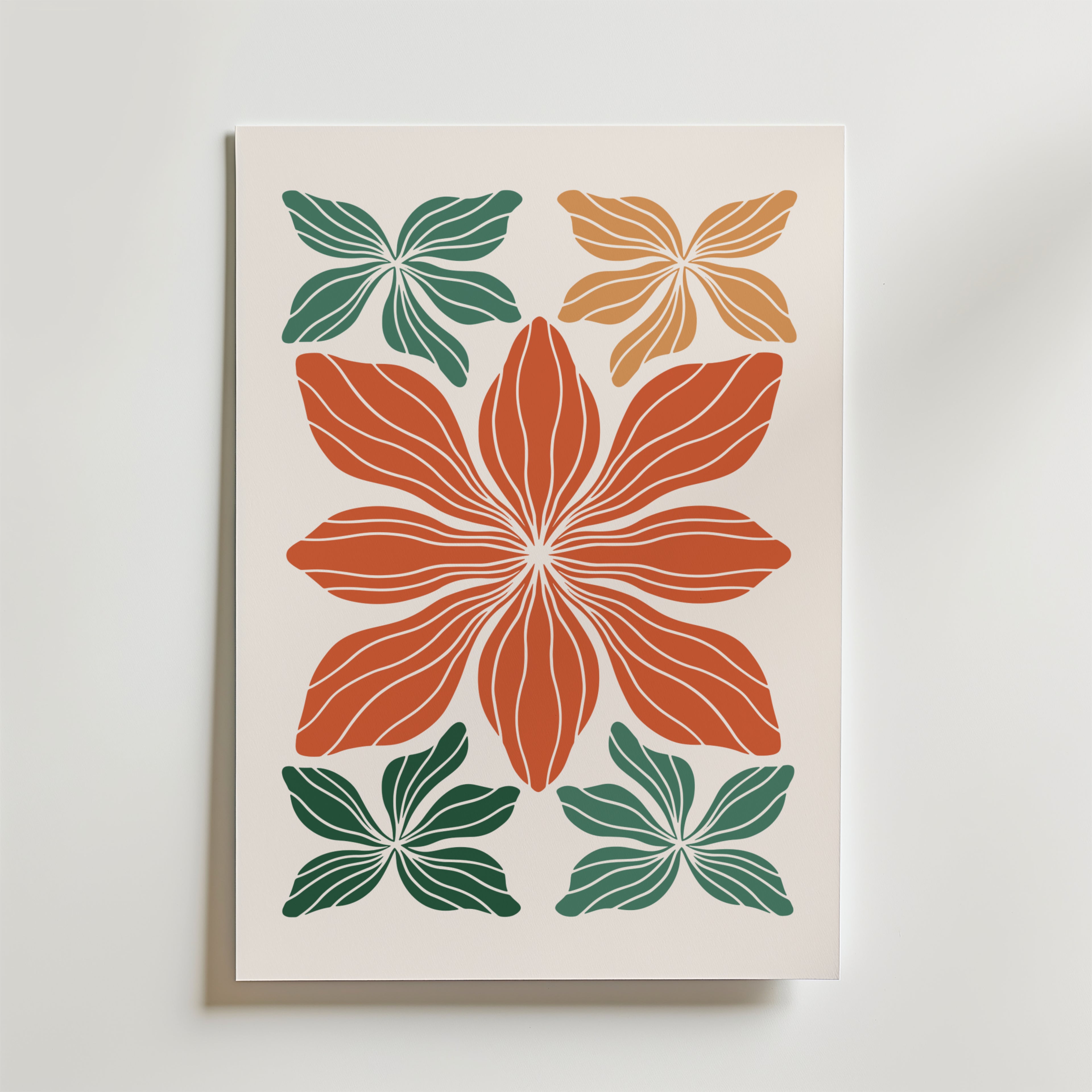 Postern Bold Botanical Geometry Poster från Bozetto har en minimalistisk design med en central stor röd blomma, två mindre gröna blommor nedanför och två orange blommor ovanför, allt mot en krispigt vit bakgrund.