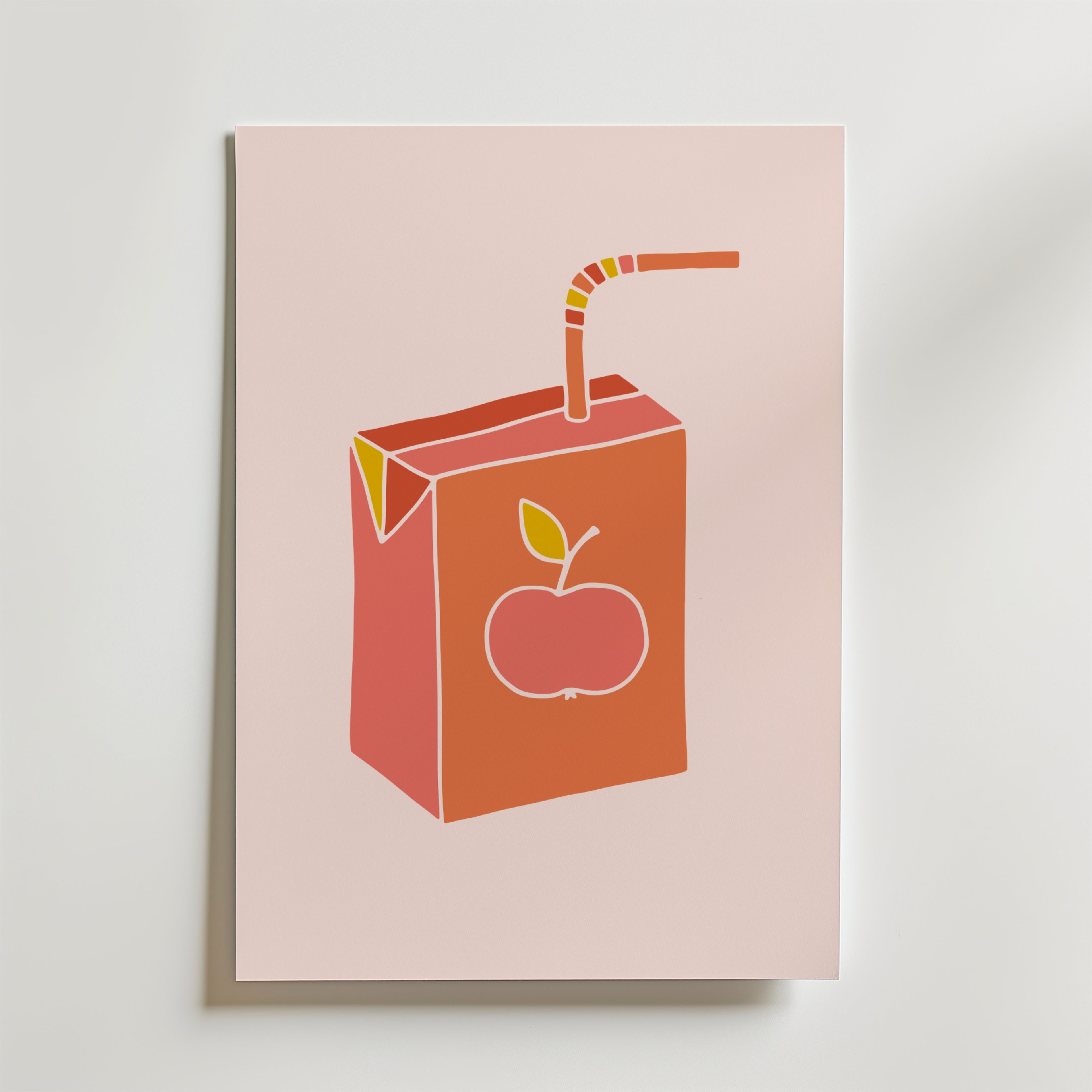 Bozetto Pink Juice Box Poster är ett minimalistiskt och modernt grafiskt print med en röd juicebox med ett gult äpple och randigt sugrör på en ljusrosa bakgrund - perfekt som köksdekoration.