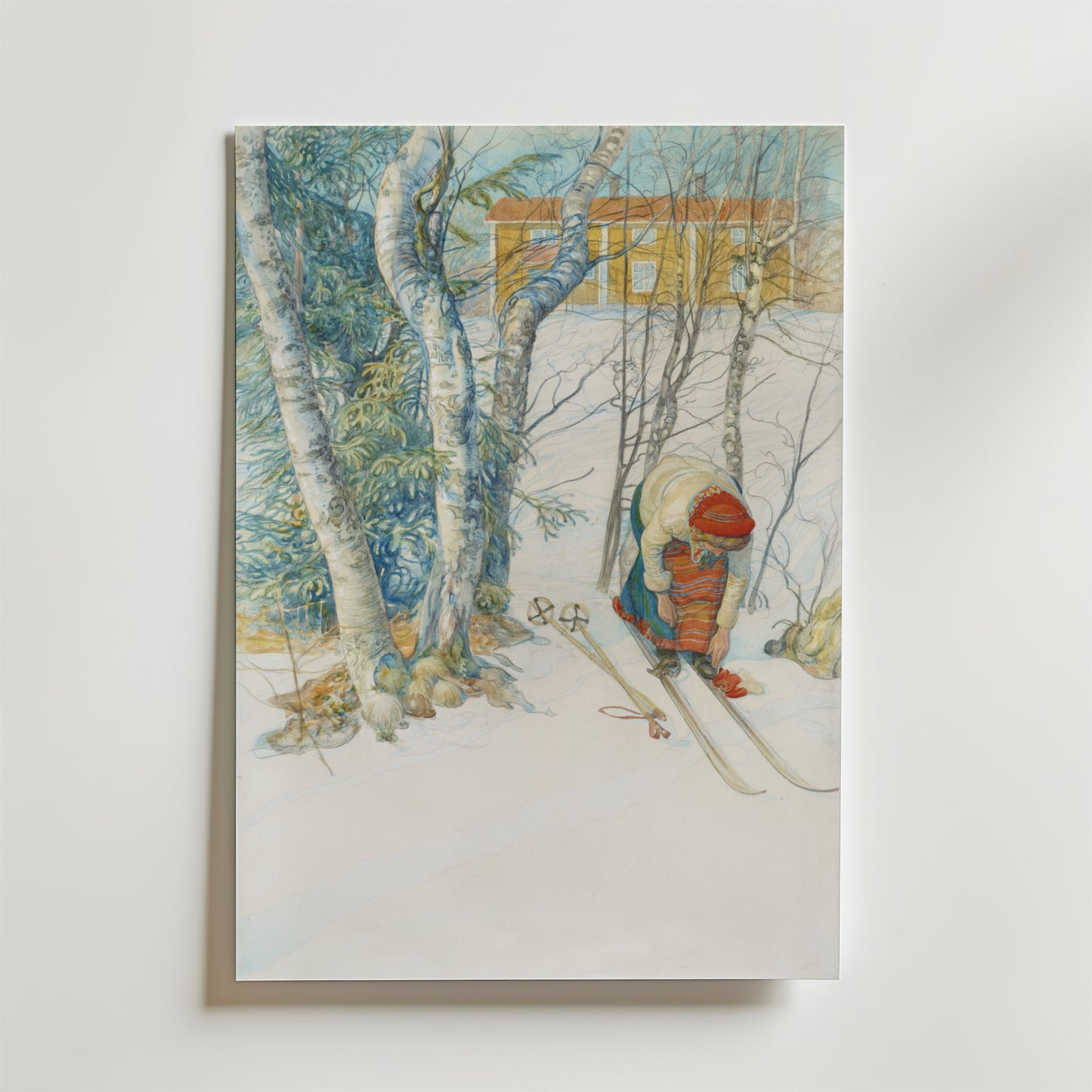 Ett barn i vinterkläder och röd mössa står på skidor i en snöig skog nära björkar, som påminner om Carl Larssons barndom, i den fridfulla scenen på Bozetto Carl Larsson Skidloperskan Poster.