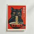 Bozetto Cat Eating Ramen Poster föreställer en storögd svart katt som njuter av nudlar från en röd skål på en livfull röd bakgrund med japansk text, i en lekfull japansk Pop Art stil.