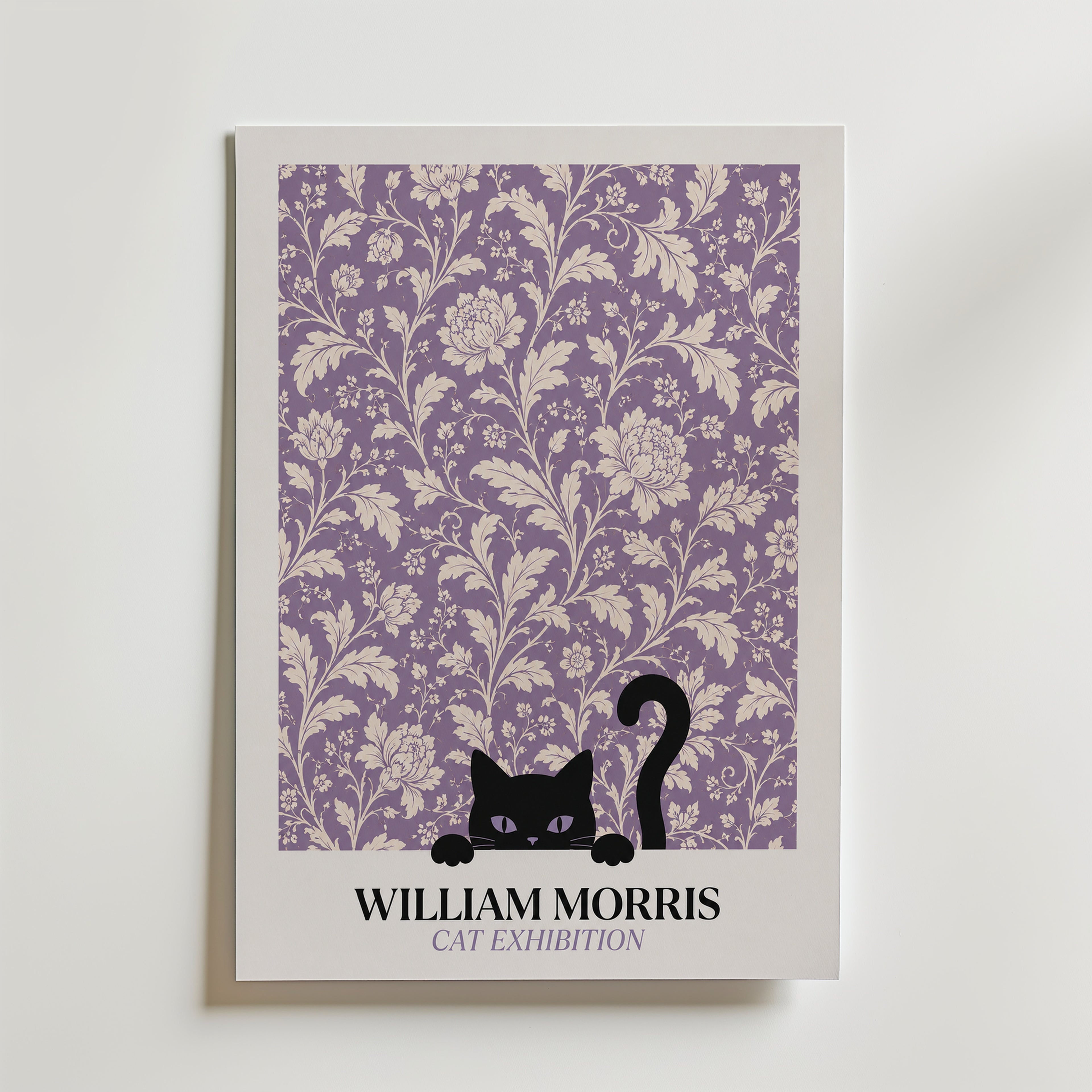 Cat in the Peony William Morris Poster – svart katt bland William Morris pionmönster i lavendelton