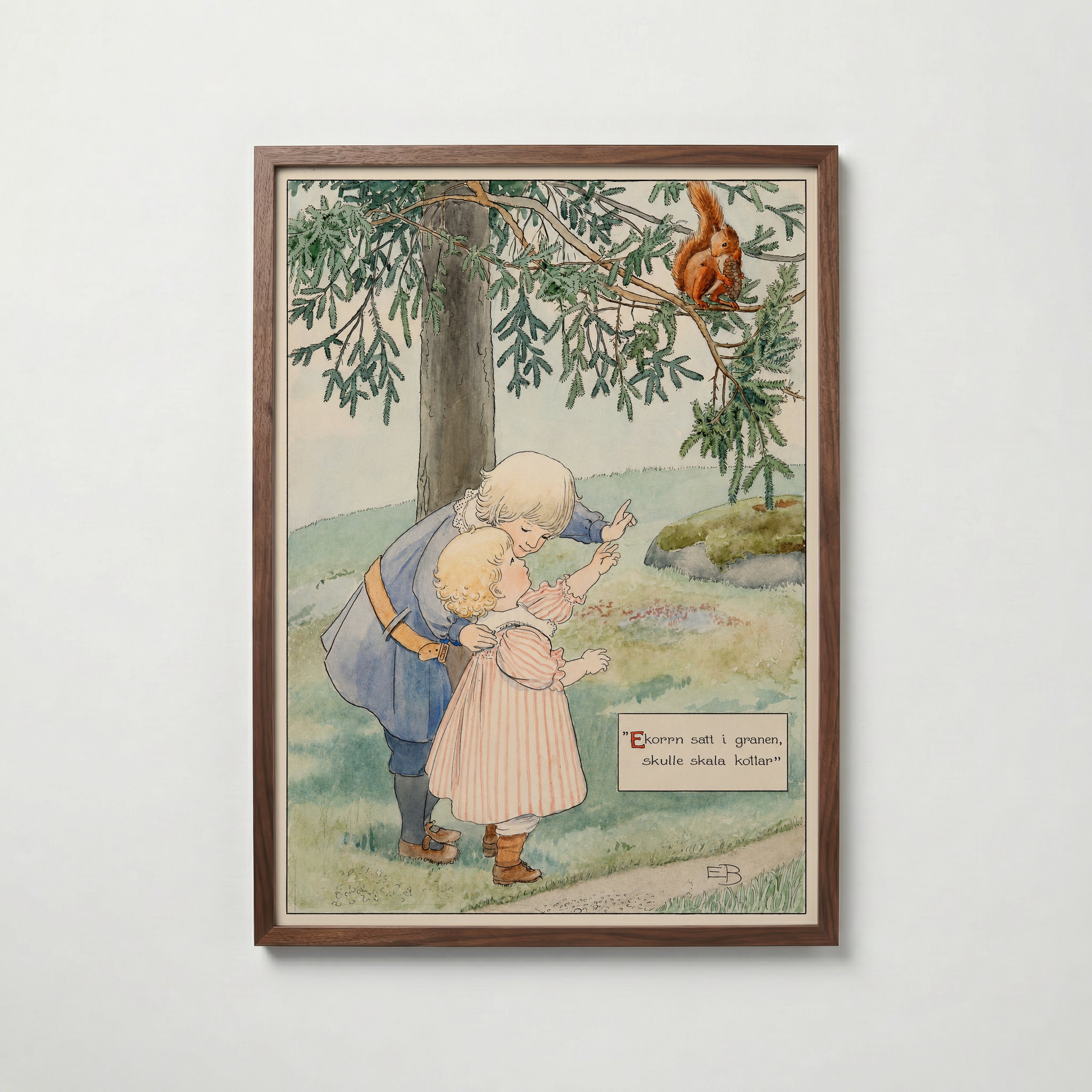 Elsa Beskow Ekorren i Granen affisch i valnötsram – mörkbrun inramning med lyxig känsla, Bozetto