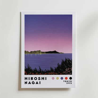Hiroshi Nagai Skyline Dusk Poster från Bozetto föreställer ett stiliserat landskap med ett lugnt blått hav, avlägsna byggnader och en lilarosa solnedgång, med färgprover och "HIROSHI NAGAI TOKYO 1973" under bilden.