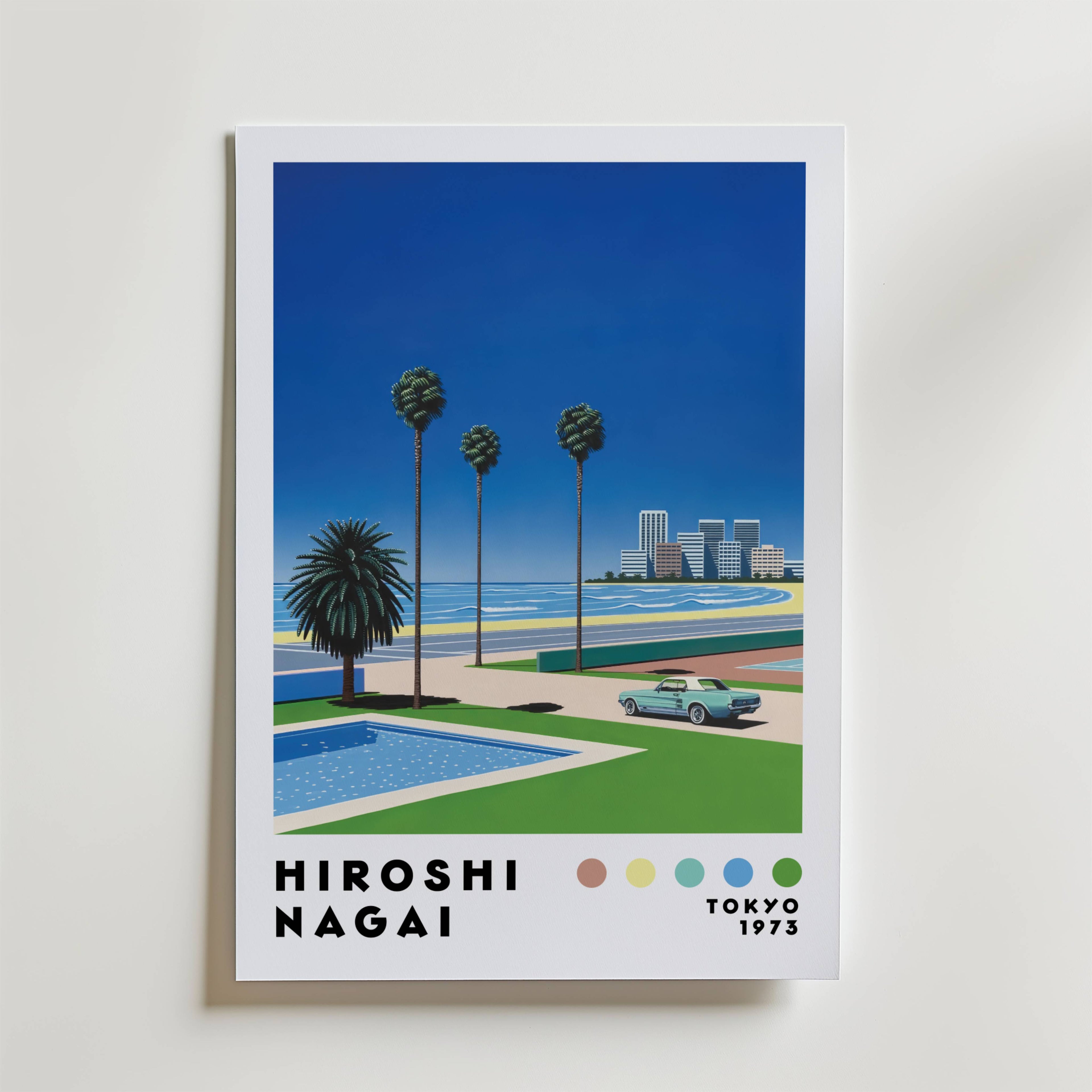 Bozetto Hiroshi Nagai Coastal City Drive Poster visar en kustnära stadsbild med palmer, en mintgrön bil, swimmingpool och moderna byggnader under en djupblå himmel. Texten längst ner lyder Hiroshi Nagai, Tokyo 1973, semester känsla, plus fem färgprover.