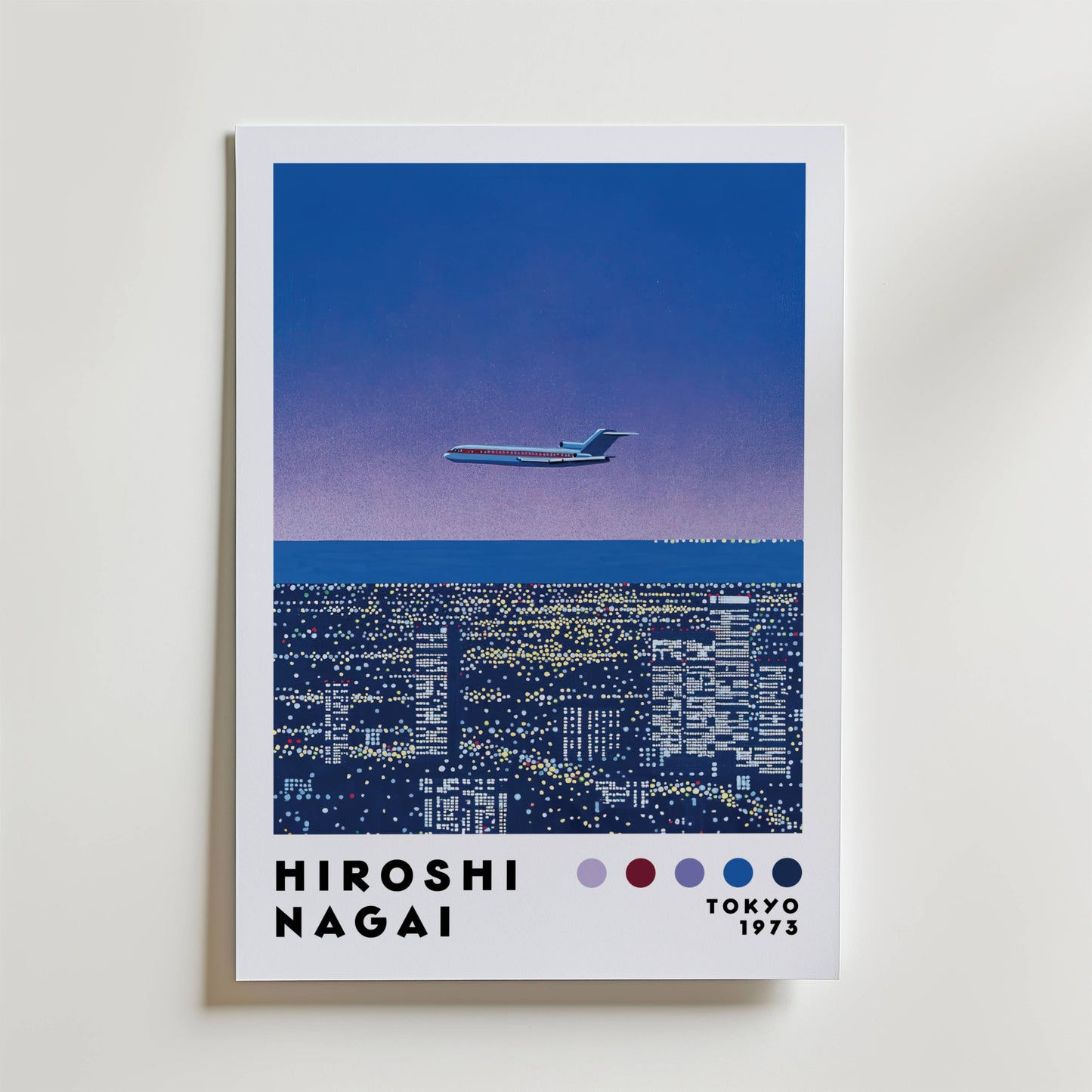 Bozetto Hiroshi Nagai Twilight Flight Poster visar en retro, minimalistisk stadsbild på natten, med ett flygplan ovanför upplysta byggnader och "Hiroshi Nagai TOKYO 1973" plus fem färgade prickar längst ner.
