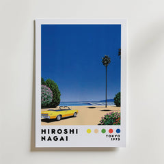 Bozetto Hiroshi Nagai Yellow Coastline Poster visar en gul cabriolet vid stranden med palmer och en klarblå himmel. "HIROSHI NAGAI" och "TOKYO 1973" visas längst ner bredvid fem färgprover för oändliga sommarvibbar.