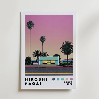 Bozetto Hiroshi Nagai Evening Motel Poster visar minimalistisk retrokonst av ett upplyst motell med palmer i solnedgången, mot en rosa-lila himmel. "Hiroshi Nagai Tokyo 1973" och fem färgprover accentuerar nedtill.