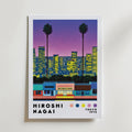 Bozetto Hiroshi Nagai City Lights Poster föreställer en retro Tokyo stadsbild i skymningen med två palmer, lysande höghus, färgglada skyltfönster - inklusive en skivbutik - och texten "Hiroshi Nagai Tokyo 1973".