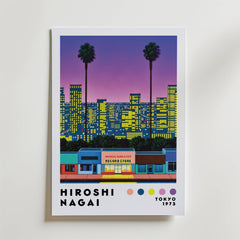 Bozetto Hiroshi Nagai City Lights Poster föreställer en retro Tokyo stadsbild i skymningen med två palmer, lysande höghus, färgglada skyltfönster - inklusive en skivbutik - och texten "Hiroshi Nagai Tokyo 1973".