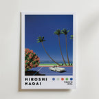 Bozetto Hiroshi Nagai Seaside Drive Poster visar en vintage cabriolet vid havet, höga palmer, blommande buskar och en blå himmel. "Hiroshi Nagai" och "Tokyo 1973" visas längst ner med färgade cirklar.