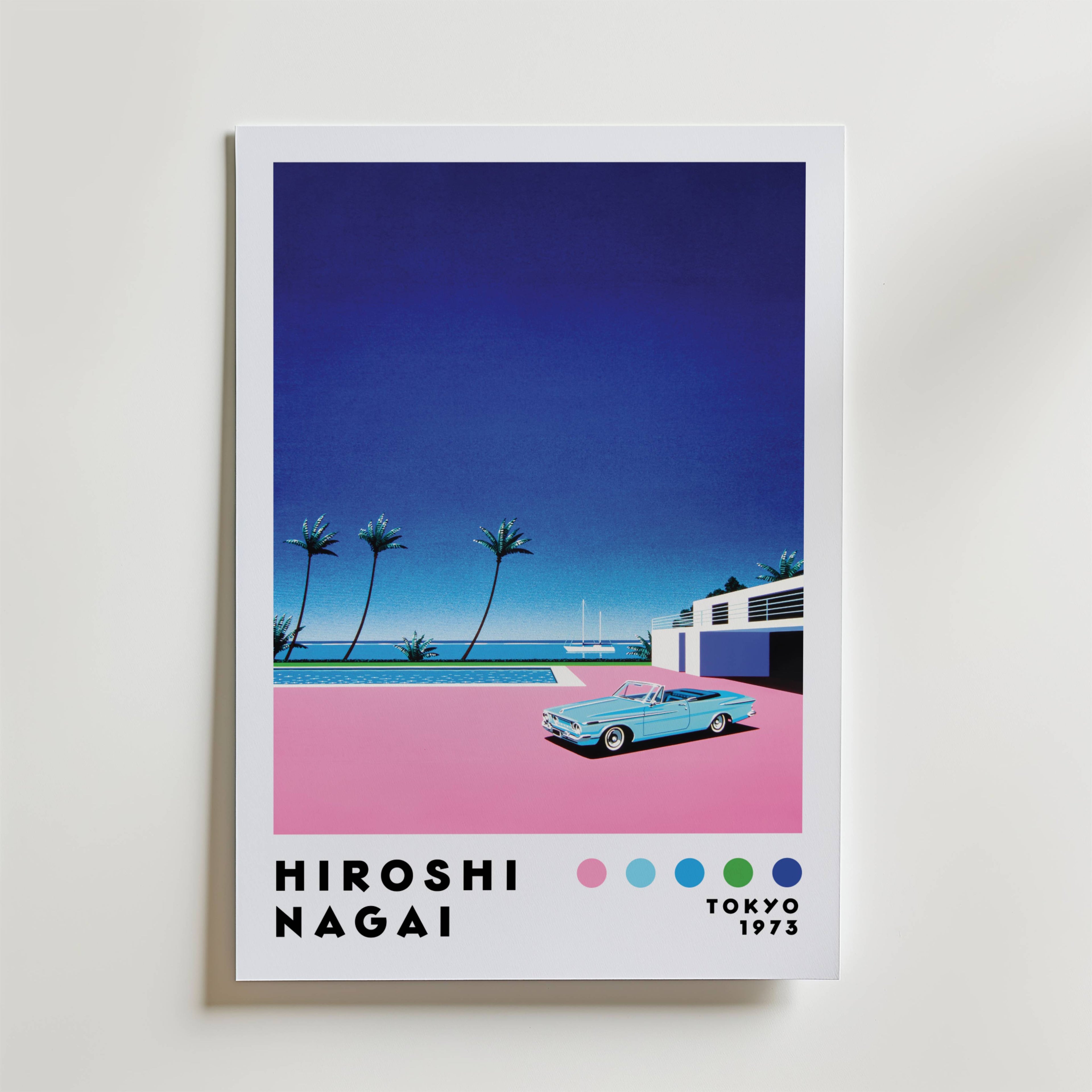 Bozetto Hiroshi Nagai Pink Sunset Ride Poster har retro 80-tals vibbar med en bil, pool, palmer och en modern byggnad under en blå himmel. Texten säger "Hiroshi Nagai Tokyo 1973" ovanför fem färgglada prickar.