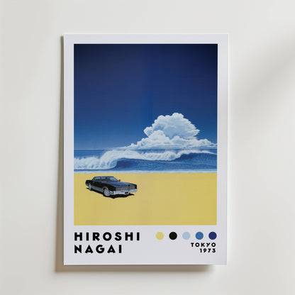 Hiroshi Nagai Beach Drive Poster från Bozetto föreställer en klassisk svart bil på en gul strand med blå vågor och en molnig himmel. Retrotexten lyder "Hiroshi Nagai, Tokyo 1973" med fem färgade prickar längst ner för en vintage vibe.